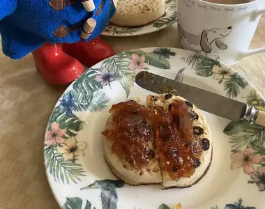 《英國烤麵餅的吃法》日本駐英大使引爆飲食文化之爭 他只塗果醬挨批沒有人這樣吃