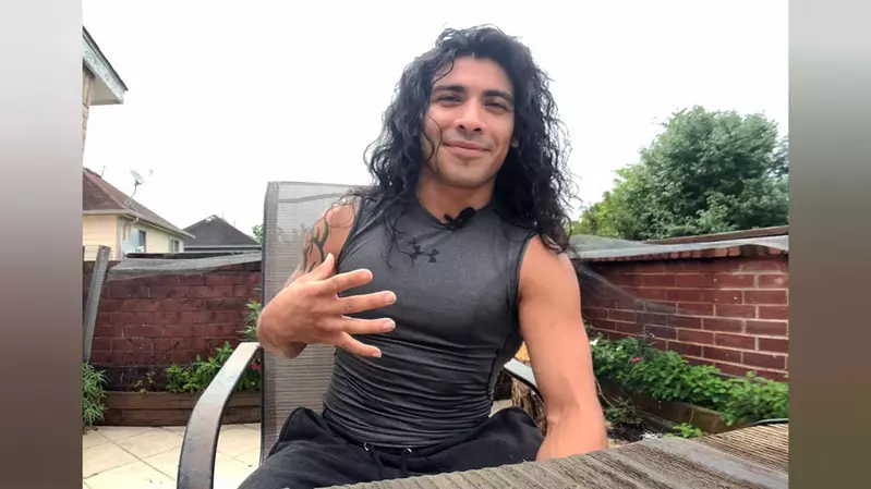 飛刀達人《耶弗里克·巴里奧斯》能像電影那樣快速出刀外，甚至還藏了一手頭髮射飛刀的絕技