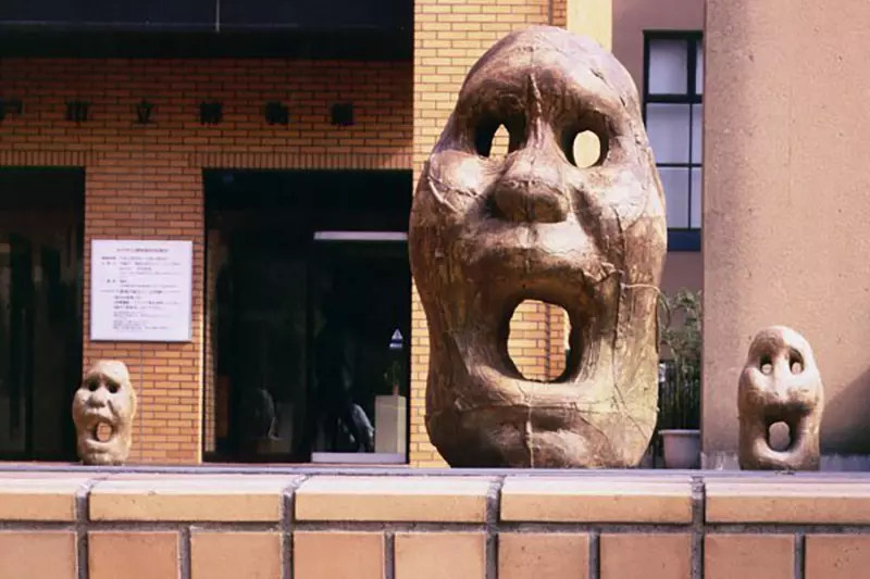 《博物館前的神秘雕像》這是納豆精靈還是冰雪奇緣的雪寶？原作者出面澄清都不是