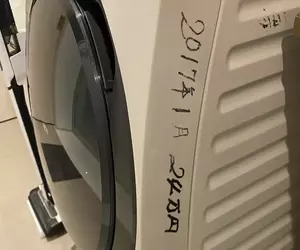 《在家電上寫字的人》日本老人的特殊習慣？購入日期和價錢都要好好記下來