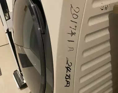 《在家電上寫字的人》日本老人的特殊習慣?購入日期和價錢都要好好記下來