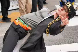 《COSER表演承太郎下腰》網友大讚身體能力太強了 本人卻怕腰痛一天只能做10次 《COSER表演承太郎下腰》網友大讚身體能力太強了 本人卻怕腰痛一天只能做10次
