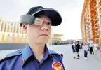 大阪世博情報 警衛配戴的顯示器像極了七龍珠裡的戰鬥力偵測器，還有這兩天會場掀起的「蟲大量發生」搖蚊危機