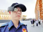 大阪世博情報 警衛配戴的顯示器像極了七龍珠裡的戰鬥力偵測器，還有這兩天會場掀起的「蟲大量發生」搖蚊危機