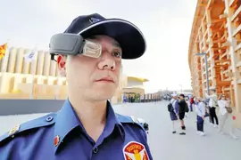 大阪世博情報 警衛配戴的顯示器像極了七龍珠裡的戰鬥力偵測器,還有這兩天會場掀起的「蟲大量發生」搖蚊危機 大阪世博情報 警衛配戴的顯示器像極了七龍珠裡的戰鬥力偵測器,還有這兩天會場掀起的「蟲大量發生」搖蚊危機