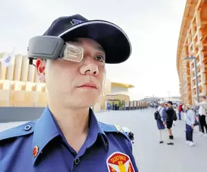 大阪世博情報 警衛配戴的顯示器像極了七龍珠裡的戰鬥力偵測器，還有這兩天會場掀起的「蟲大量發生」搖蚊危機