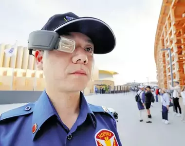 大阪世博情報 警衛配戴的顯示器像極了七龍珠裡的戰鬥力偵測器,還有這兩天會場掀起的「蟲大量發生」搖蚊危機