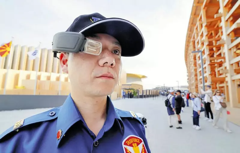 大阪世博情報 警衛配戴的顯示器像極了七龍珠裡的戰鬥力偵測器，還有這兩天會場掀起的「蟲大量發生」搖蚊危機