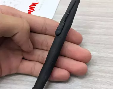 用橡皮擦屑屑做出來的自動筆 這需要累積多少才有辦法做出來啊!?(汗)