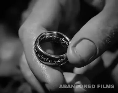 如果《魔戒首部曲:魔戒現身》是一部誕生於1940年代的影片,網友透過AI創造出屬於那個年代該有的畫面