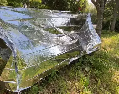 大創800日元的《緊急避難帳篷》外面看不見裡面但裡面能看出去外面,這不就跟魔鏡號一模模一樣樣嗎?