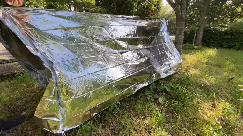 大創800日元的《緊急避難帳篷》外面看不見裡面但裡面能看出去外面，這不就跟魔鏡號一模模一樣樣嗎？