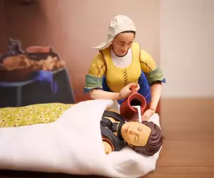 網友分享各種《倒牛奶的女僕》桌上美術館系列的模型惡搞拍攝玩法