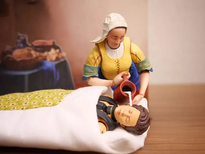 網友分享各種《倒牛奶的女僕》桌上美術館系列的模型惡搞拍攝玩法