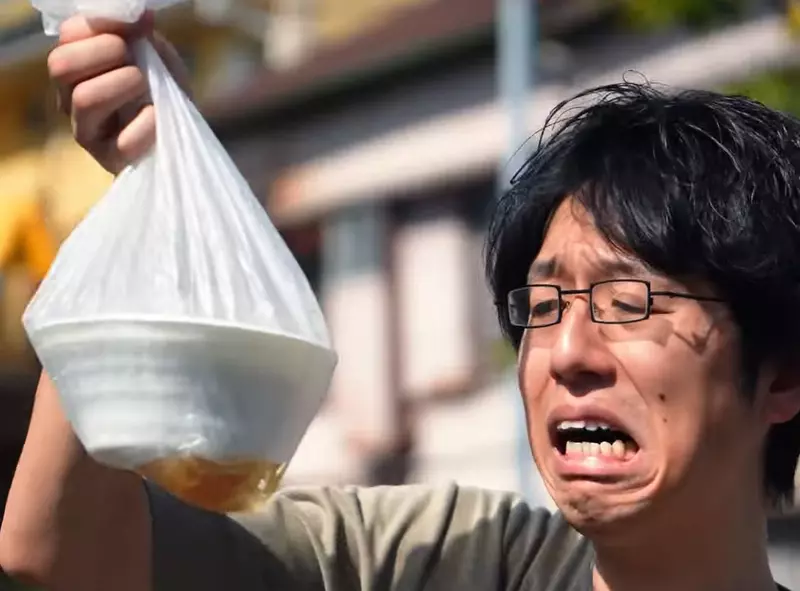 《外帶穩定器》完全戳中老外痛點的發明,以後帶走湯麵再也不會變乾麵了 《外帶穩定器》完全戳中老外痛點的發明,以後帶走湯麵再也不會變乾麵了