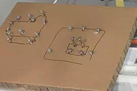 《創意螺絲保管法》拆裝東西總是擔心螺絲無法歸位嗎?準備一張瓦楞紙就不怕了 《創意螺絲保管法》拆裝東西總是擔心螺絲無法歸位嗎?準備一張瓦楞紙就不怕了