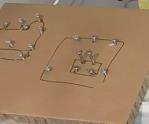 《創意螺絲保管法》拆裝東西總是擔心螺絲無法歸位嗎？準備一張瓦楞紙就不怕了