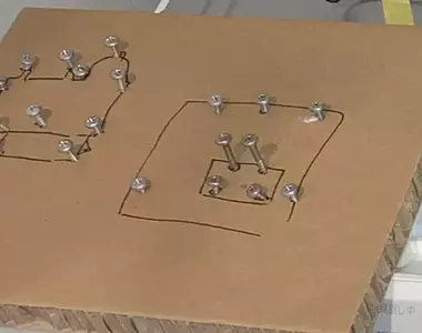 《創意螺絲保管法》拆裝東西總是擔心螺絲無法歸位嗎?準備一張瓦楞紙就不怕了