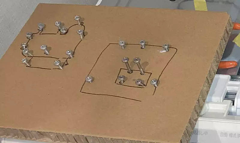 《創意螺絲保管法》拆裝東西總是擔心螺絲無法歸位嗎？準備一張瓦楞紙就不怕了