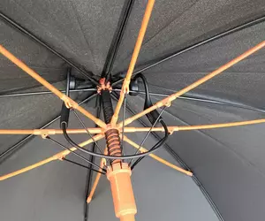 《骨傳導耳機改造》雨傘可以變身成巨型喇叭？日本網友實驗的結果是……