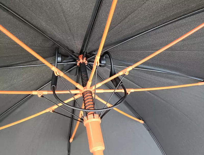 《骨傳導耳機改造》雨傘可以變身成巨型喇叭？日本網友實驗的結果是……