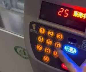 《選號販賣機的謎團》輸入25號機器卻給22號 這不是出錯而是有特定理由？