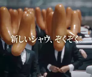 日本超市最夯商品《Schau Essen》慶祝上市40週年日本火腿株式會社推出全新香腸西裝男廣告