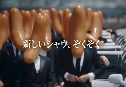 日本超市最夯商品《Schau Essen》慶祝上市40週年日本火腿株式會社推出全新香腸西裝男廣告