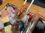 《外帶壽司吃法爭議》夾壽司料沾醬油再放回飯上 有人這樣吃有人卻無法接受