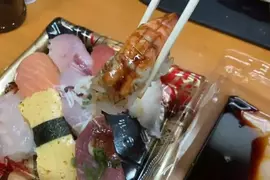 《外帶壽司吃法爭議》夾壽司料沾醬油再放回飯上 有人這樣吃有人卻無法接受 《外帶壽司吃法爭議》夾壽司料沾醬油再放回飯上 有人這樣吃有人卻無法接受