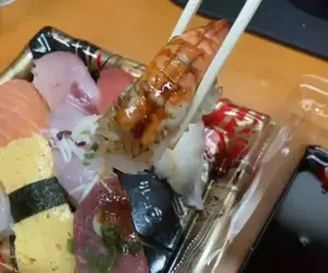 《外帶壽司吃法爭議》夾壽司料沾醬油再放回飯上 有人這樣吃有人卻無法接受