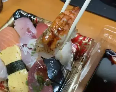 《外帶壽司吃法爭議》夾壽司料沾醬油再放回飯上 有人這樣吃有人卻無法接受