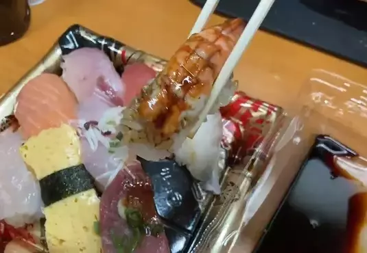 《外帶壽司吃法爭議》夾壽司料沾醬油再放回飯上 有人這樣吃有人卻無法接受