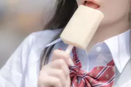 把杯裝冰淇淋變成冰棒冰淇淋的方法 分四份一人買單四人消暑~舒服啊