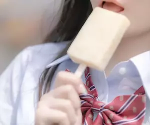 把杯裝冰淇淋變成冰棒冰淇淋的方法 分四份一人買單四人消暑~舒服啊
