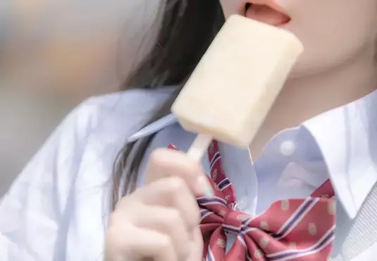 把杯裝冰淇淋變成冰棒冰淇淋的方法 分四份一人買單四人消暑~舒服啊