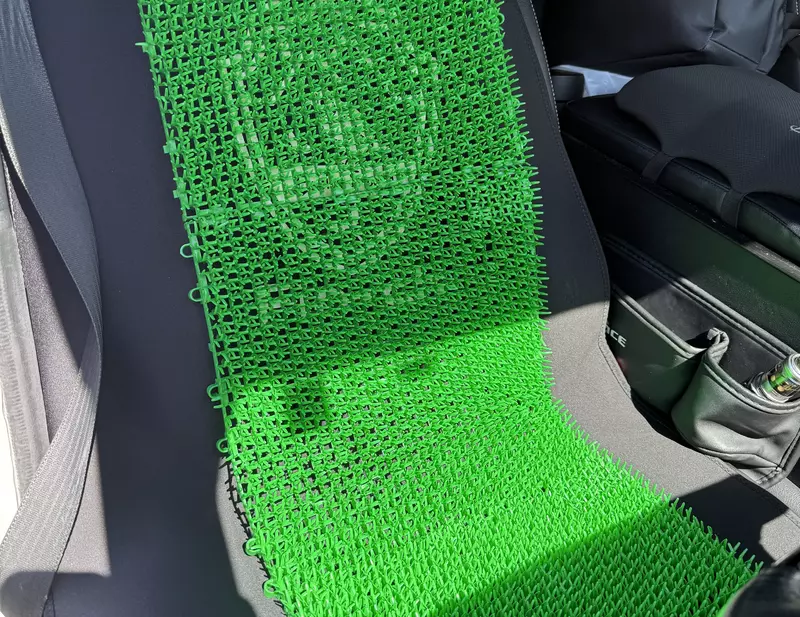 《用人工草皮當椅墊的人》坐起來全身上下超涼快？但也可能藏有看不到的危險性