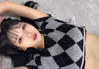 號稱1.8m級美女的《賣高正妹》站在販賣機前都顯得機器過於渺小