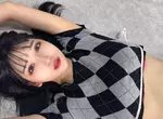 號稱1.8m級美女的《賣高正妹》站在販賣機前都顯得機器過於渺小