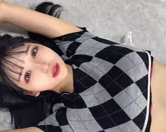 號稱1.8m級美女的《賣高正妹》站在販賣機前都顯得機器過於渺小