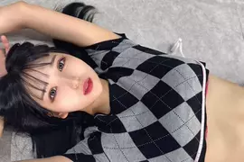 號稱1.8m級美女的《賣高正妹》站在販賣機前都顯得機器過於渺小