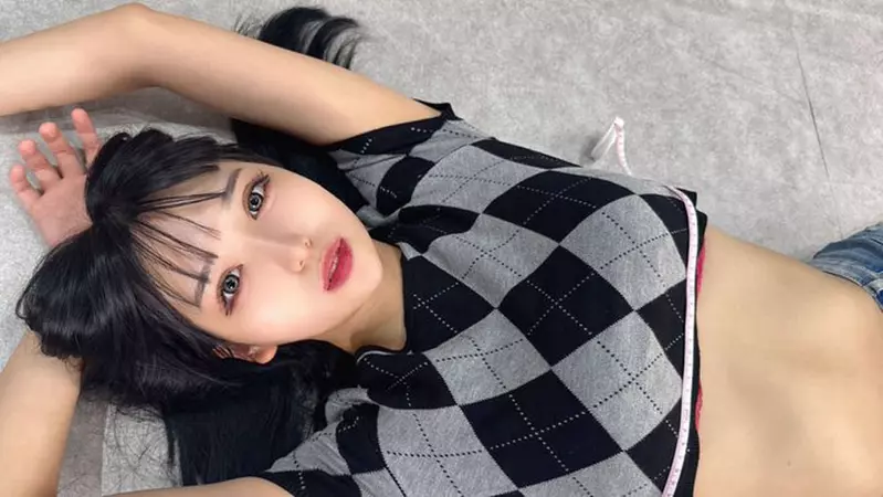 號稱1.8m級美女的《賣高正妹》站在販賣機前都顯得機器過於渺小