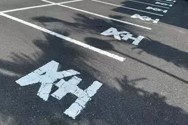 《神秘文字「圣」》日本九州的停車場才看得到這種用法 是神聖的車才能停的位子嗎? 《神秘文字「圣」》日本九州的停車場才看得到這種用法 是神聖的車才能停的位子嗎?