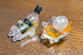 扭蛋商品《酒醉威士忌》酒瓶加上酒杯表現出了五種喝到不省人事的狀態,太搞笑了 扭蛋商品《酒醉威士忌》酒瓶加上酒杯表現出了五種喝到不省人事的狀態,太搞笑了