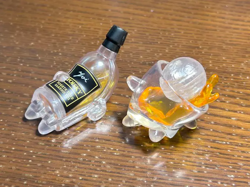 扭蛋商品《酒醉威士忌》酒瓶加上酒杯表現出了五種喝到不省人事的狀態，太搞笑了