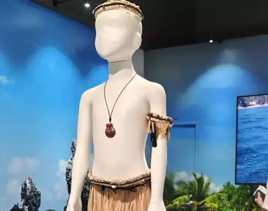 《諾魯傳統服裝Ikirira》大阪世博話題展品 這真的不是吉他吉他老伯的COSPLAY嗎?