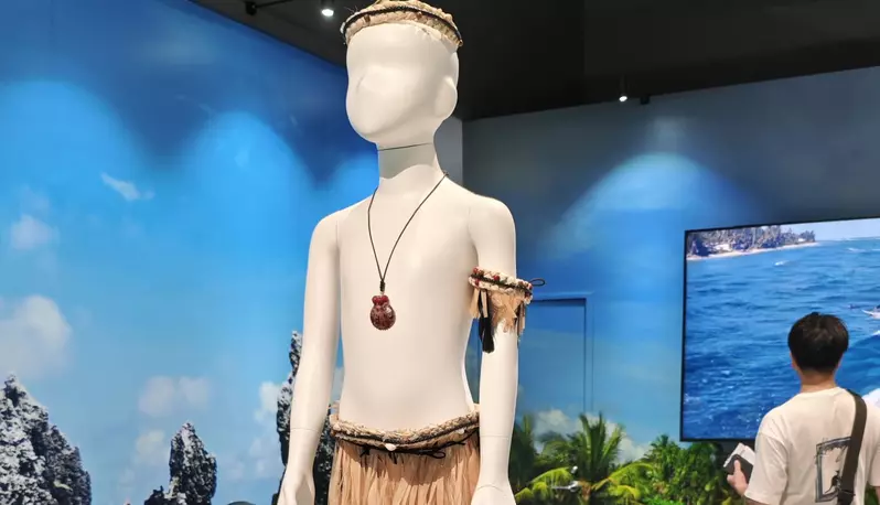 《諾魯傳統服裝Ikirira》大阪世博話題展品 這真的不是吉他吉他老伯的COSPLAY嗎? 《諾魯傳統服裝Ikirira》大阪世博話題展品 這真的不是吉他吉他老伯的COSPLAY嗎?