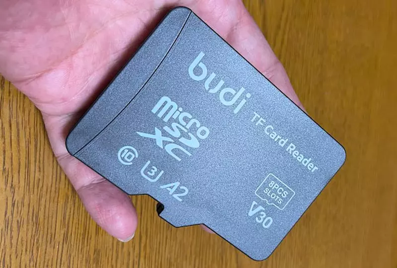 網友上網買了一款七合一讀卡機 其內構之巧妙不由得讓人嚇一跳