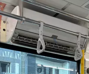 《函館市路面電車的高溫對策》車廂悶熱的解決辦法就是直接裝冷氣
