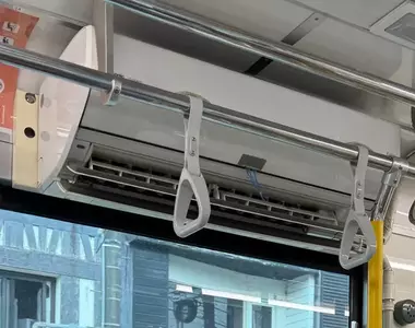 《函館市路面電車的高溫對策》車廂悶熱的解決辦法就是直接裝冷氣